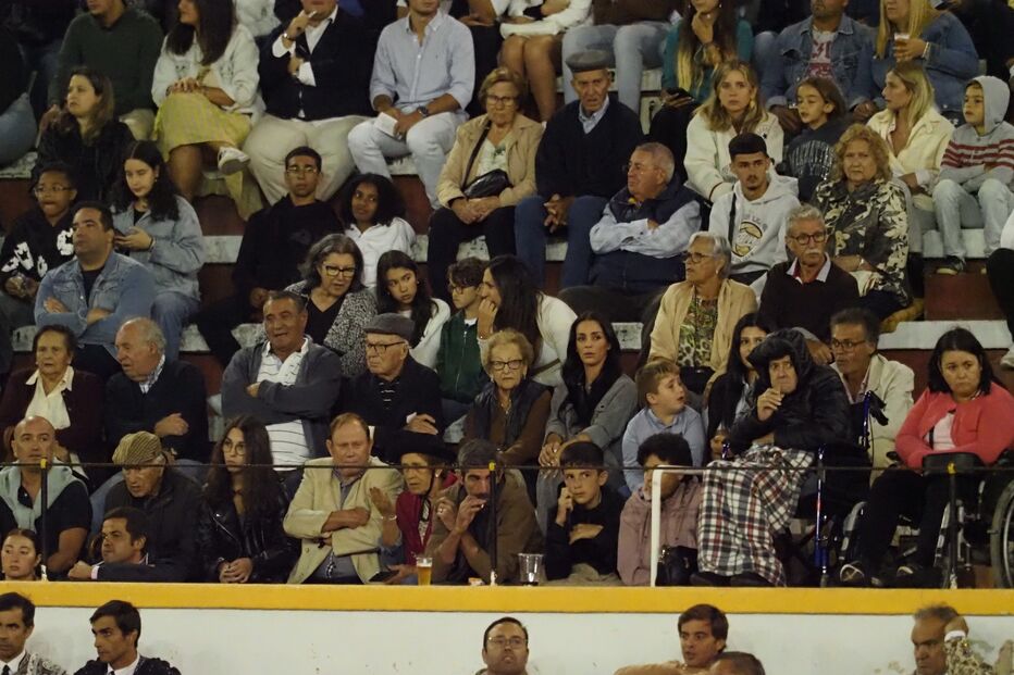 Pessoas assistem a um evento numa arena