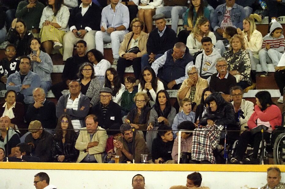 Público assiste a evento em praça de touros