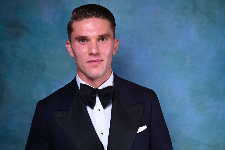 Viktor Gyökeres posa com o Troféu Gerd Müller