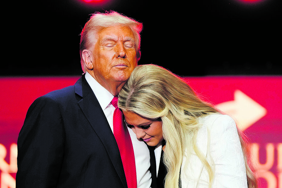 Donald Trump e Erika Kirk, viúva de Charlie Kirk, nas cerimónias de homenagem no Arizona 