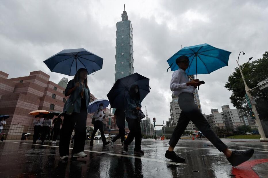 Moradores de Taiwan preparam-se para a passagem do supertufão Ragasa