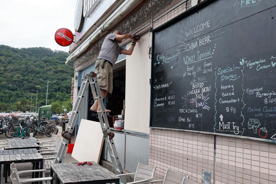 Moradores de Taiwan preparam-se para a passagem do supertufão Ragasa