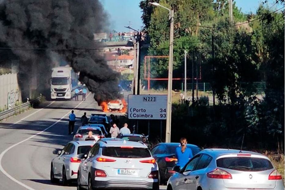 Carro em chamas na N223, Santa Maria da Feira. GNR investiga causas