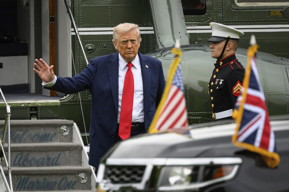 Trump sai do Marine One com guarda a prestar homenagem