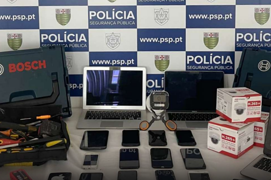 A Polícia de Segurança Pública exibe material apreendido