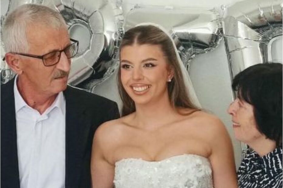 Noiva posa com os pais no dia do casamento