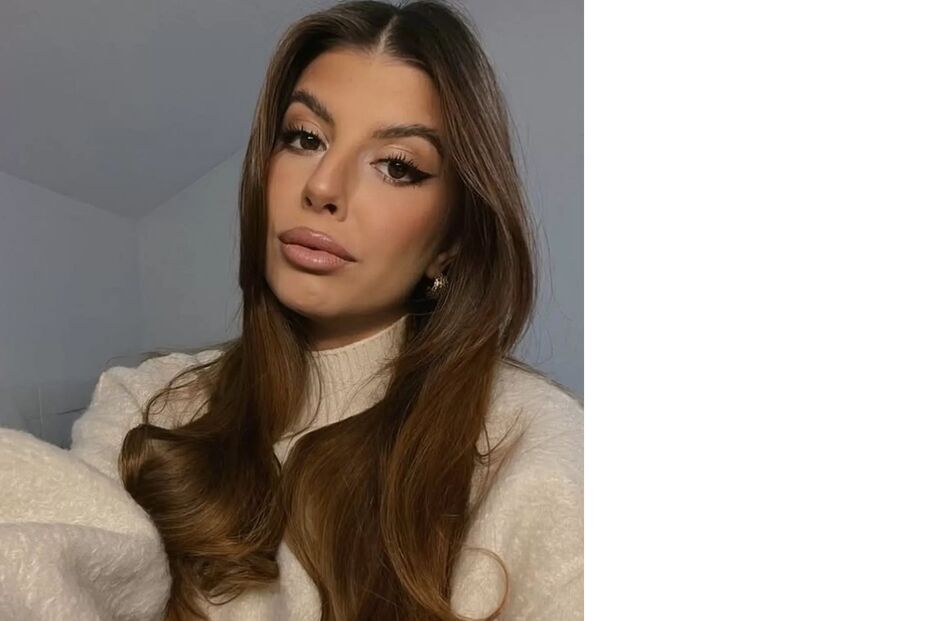 Retrato de mulher com cabelo castanho e camisola branca