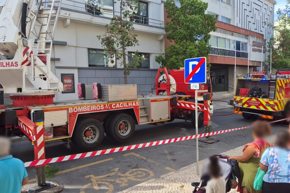 Fogo atinge sala de espetáculos em Almada