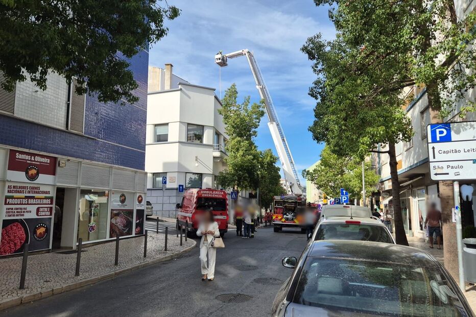 Fogo atinge sala de espetáculos em Almada