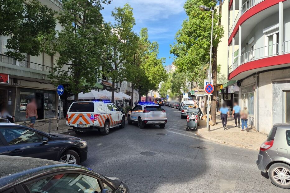 Fogo atinge sala de espetáculos em Almada