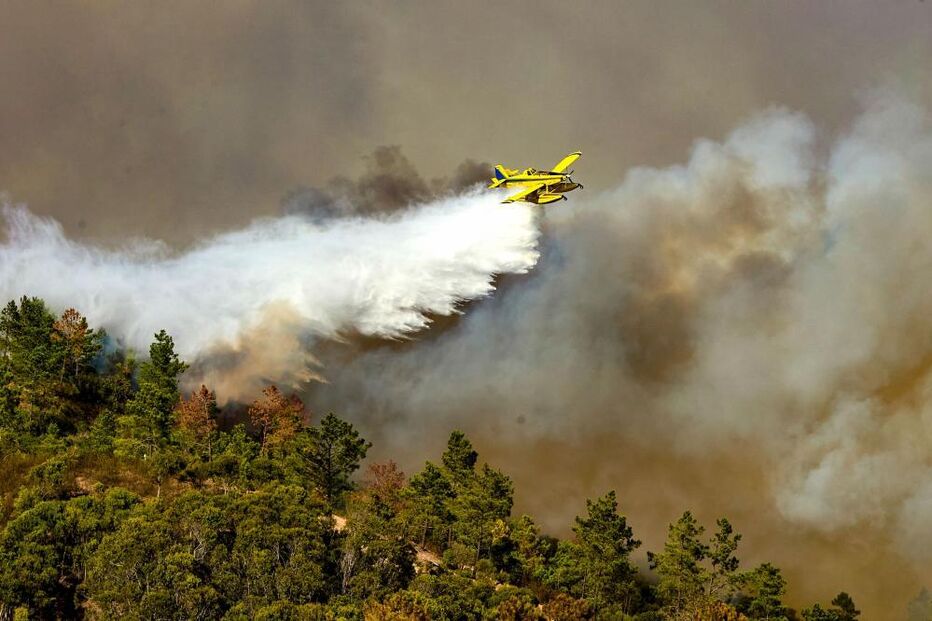 Fogo em Aljezur ganha dimensão. Bombeiros combatem as chamas