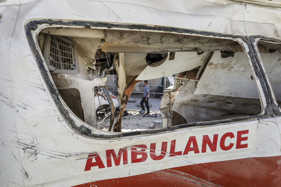 Ambulância danificada em Gaza, após intensificação de ataques e relatos de hospitais sob bombardeamentos