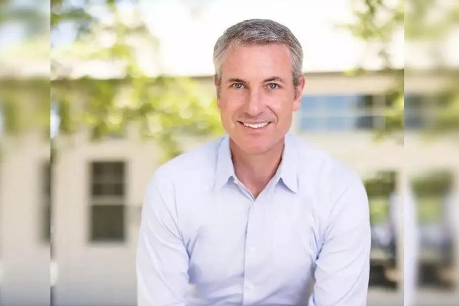 Homem sorri para a câmara após caso de adultério em concerto dos Coldplay