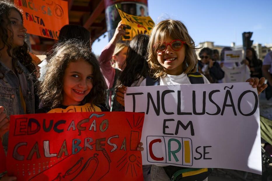 Pais protestam por mais apoio a alunos com necessidades educativas especiais em Lisboa
