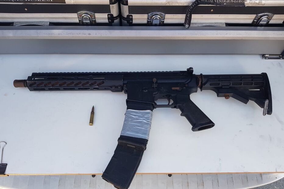 A GNR apreende armamento de guerra e detém sete suspeitos em Aljezur.
