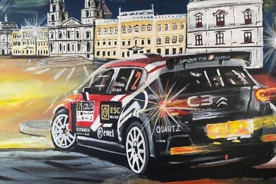 Um carro de rali Citroen C3 a correr numa estrada na cidade