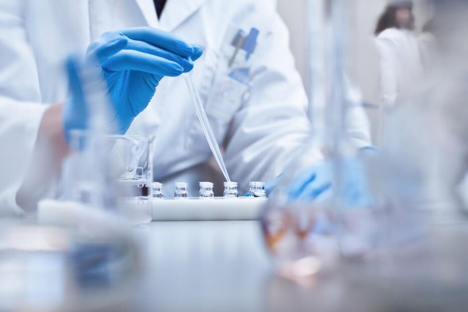 Experiência laboratorial com pipetas e tubos de ensaio