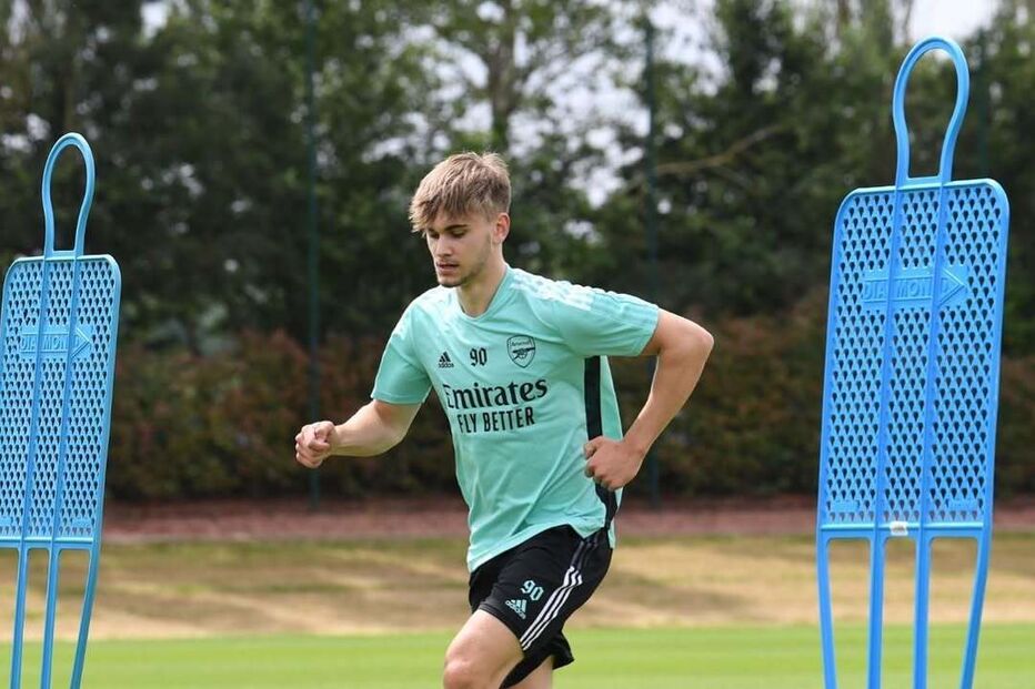 Jogador do Arsenal treina com bola em campo relvado