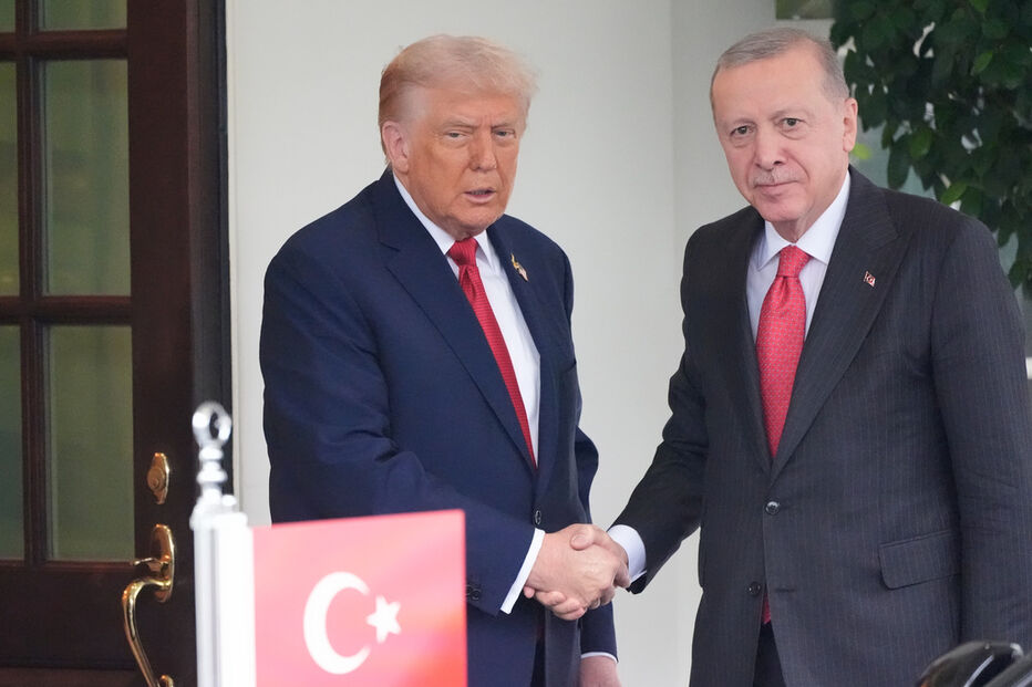 Trump e Erdogan reúnem-se com a bandeira da Turquia