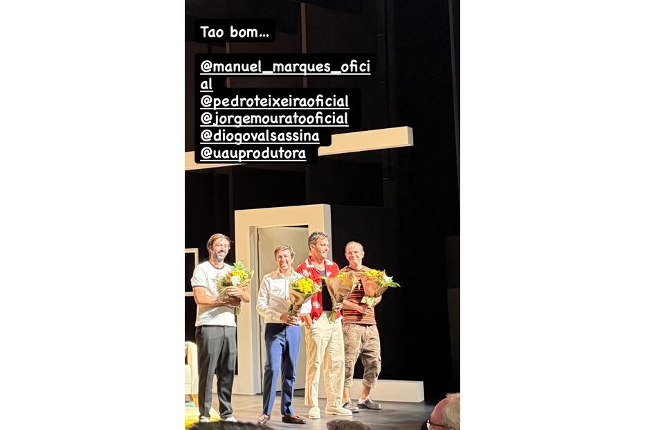 Manuel Marques, Pedro Teixeira e outros atores em palco com flores após peça