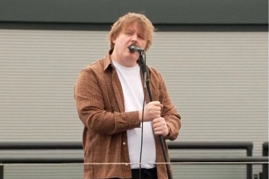 Lewis Capaldi atua em telhado de supermercado.
