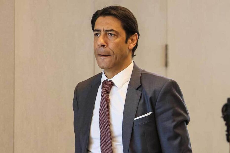 Rui Costa surge num evento, com fato e gravata