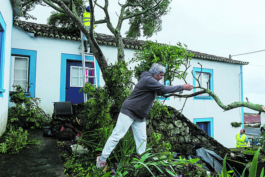 Furacão perdeu intensidade e atingiu os Açores como depressão, derrubando dezenas de árvores