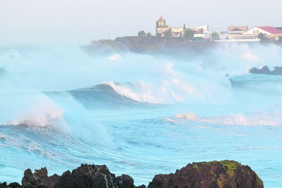 Furacão perdeu intensidade e atingiu os Açores como depressão