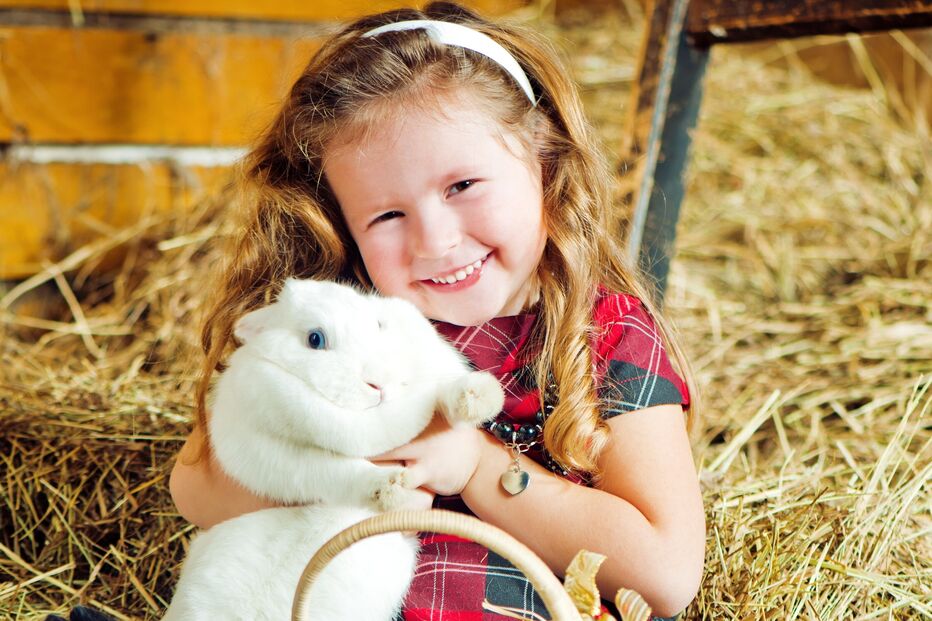 menina com coelho.jpg