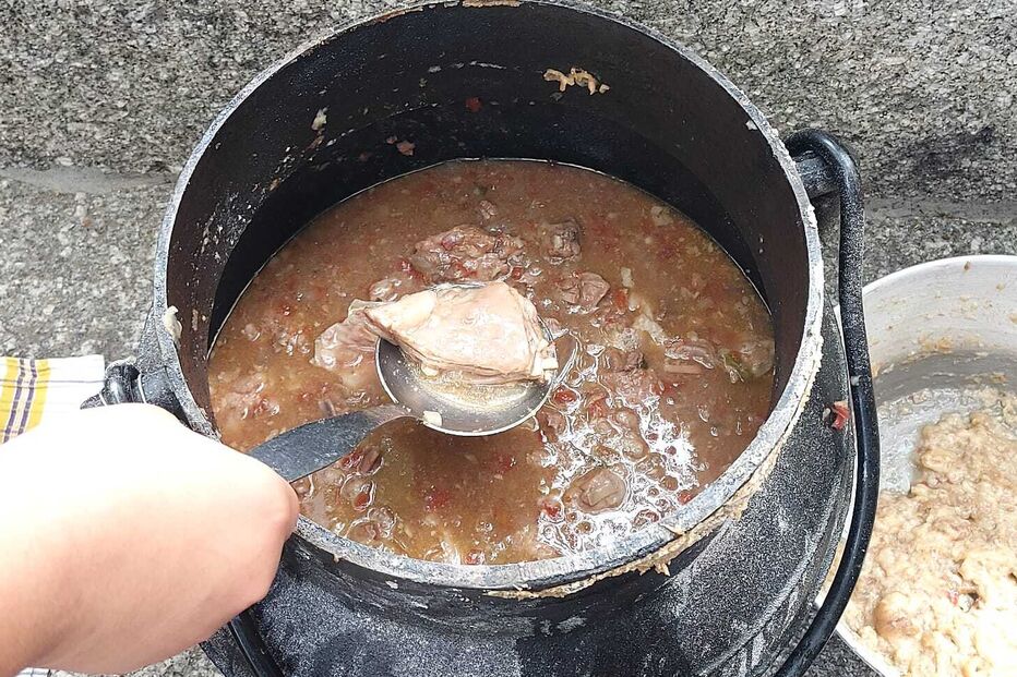 Alambicada, prato tradicional de borrego, atrai centenas ao festival
