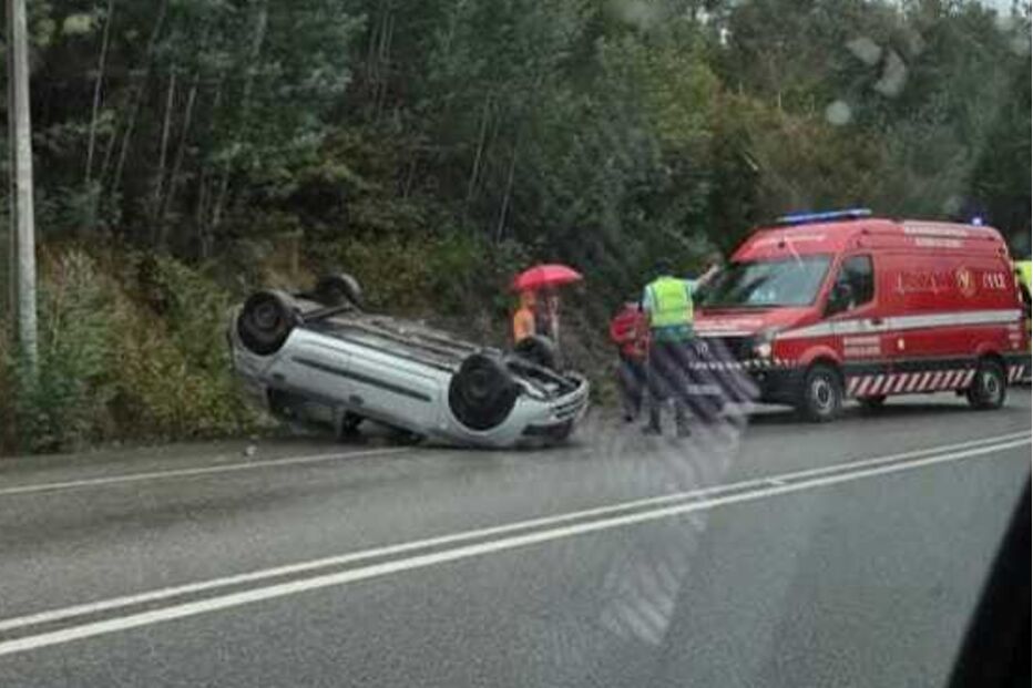 Capotamento em Oliveira de Azeméis causa feridos, levados para o hospital de Santa Maria da Feira