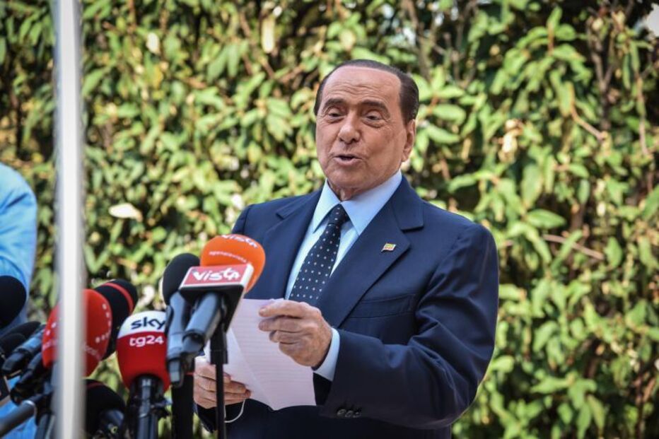 Silvio Berlusconi discursa para microfones de órgãos de comunicação social