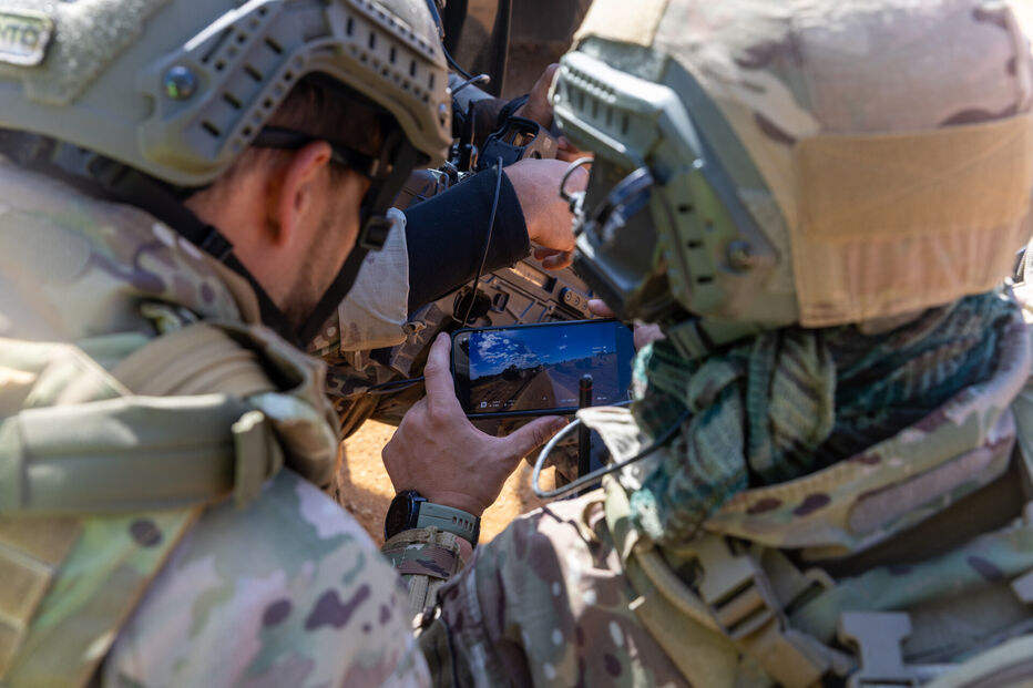 Militares usam telemóvel para controlar equipamento de tiro