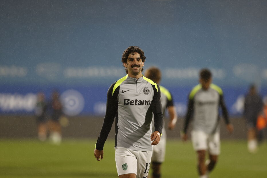 Jogo Estoril - Sporting: jogadores entram em campo no Estádio António Coimbra da Mota