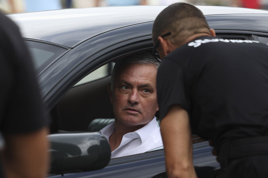 José Mourinho dentro de um carro, sendo abordado por um segurança