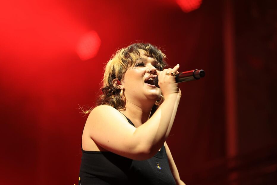 Lola Young desmaia em palco durante concerto após problemas de saúde