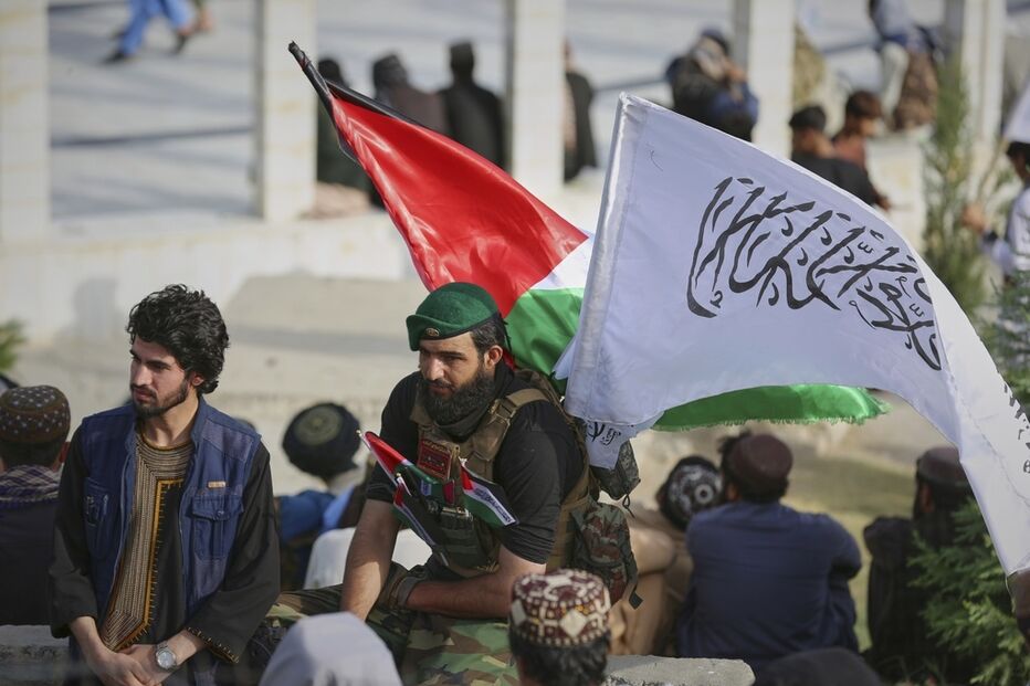 Soldado carrega bandeira Talibã