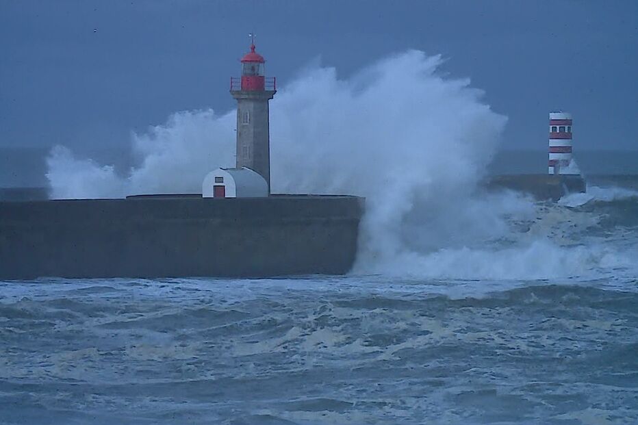 Onda atinge farol no Porto após passagem da tempestade Gabrielle