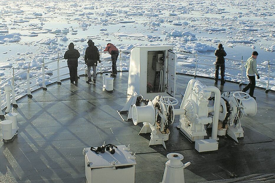 Embarcação científica avalia efeitos das alterações climáticas no oceano glaciar Ártico