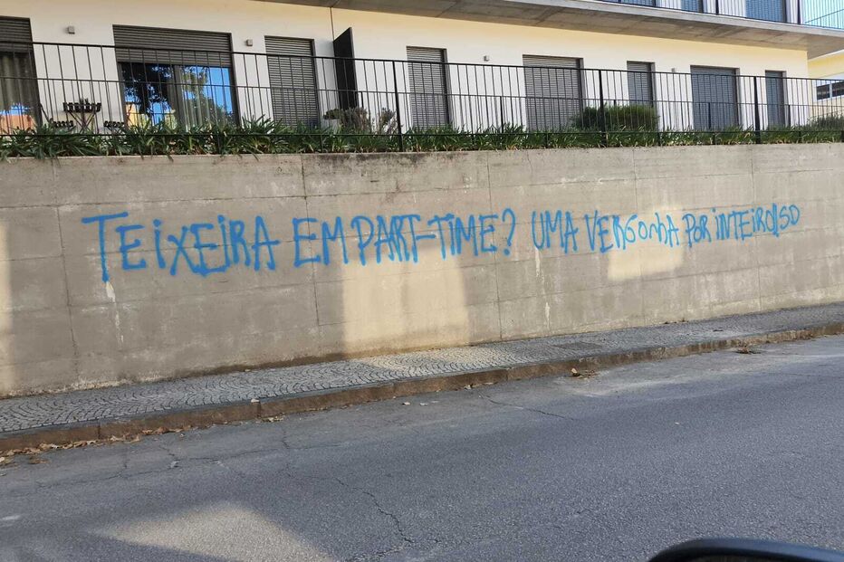 Vandalismo na fachada da Câmara Municipal de Arouca após polémica do jogo FC Arouca - FC Porto