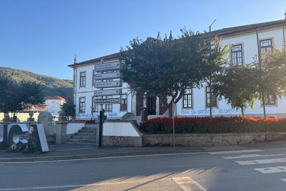 Fachada da Câmara de Arouca vandalizada após polémica com jogo FC Arouca-FC Porto