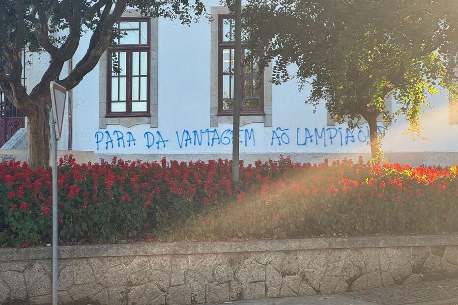 Câmara de Arouca vandalizada com mensagem sobre o jogo Arouca-Porto.
