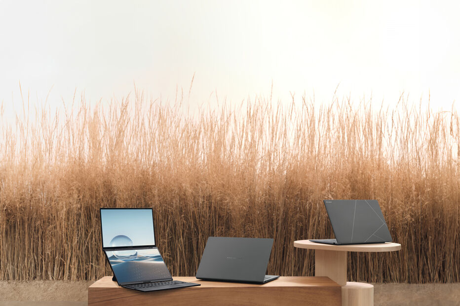 Três portáteis Zenbook da Asus em cima de mesas de madeira