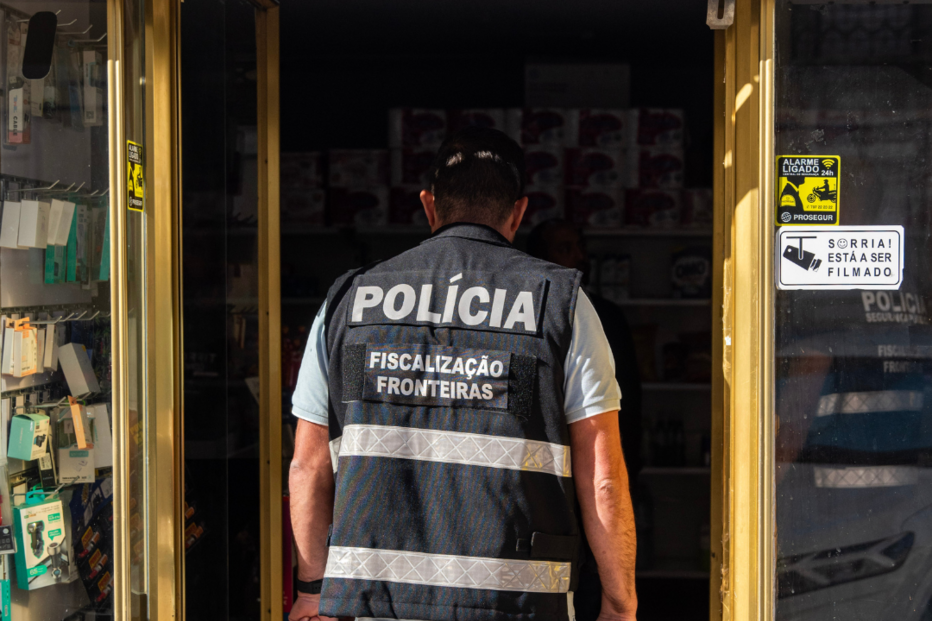 Polícia faz fiscalização de fronteiras num estabelecimento