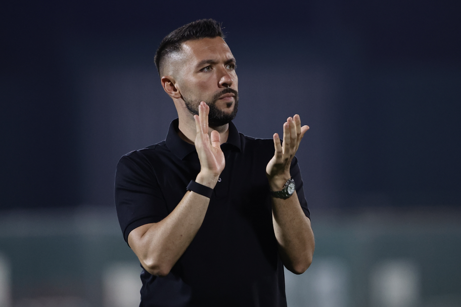 Francesco Farioli, treinador do FC Porto, aplaude adeptos após vitória em Vila do Conde