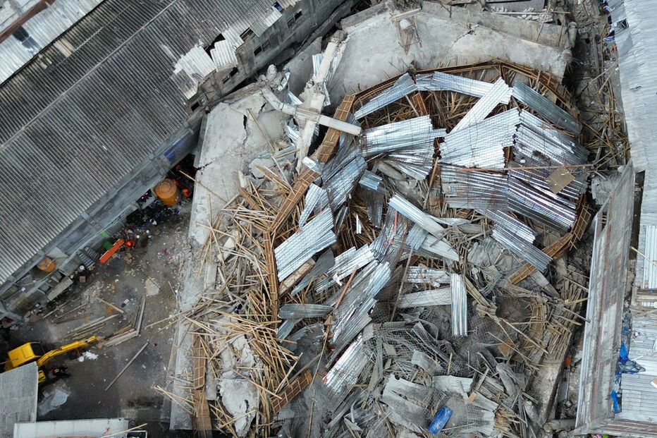 Escola desabou em Sidoarjo, Indonésia: dezenas de estudantes soterrados