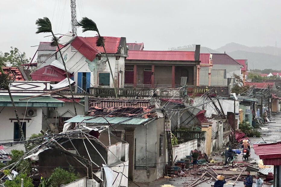 Tufão Bualoi causa mortos e estragos em casas e edifícios no Vietname