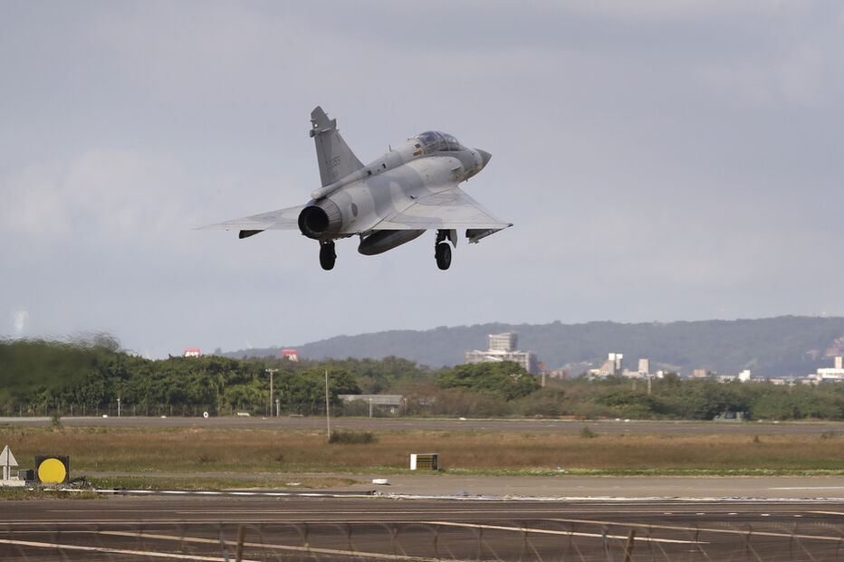 Aeronaves chinesas em manobras perto de Taiwan durante visita à Polónia