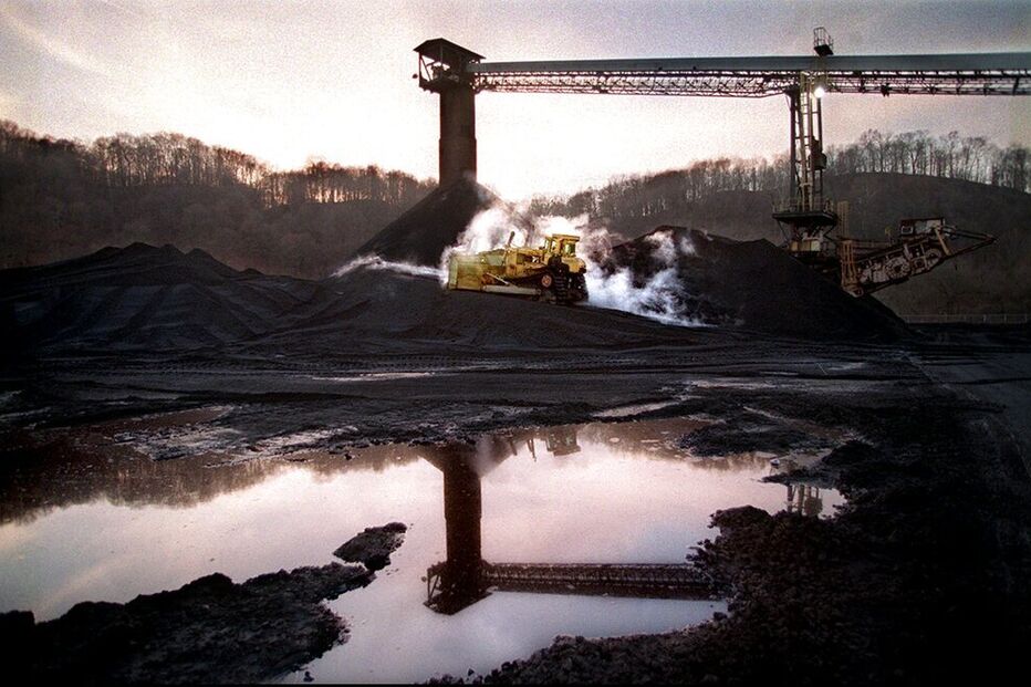 Trump investe em carvão nos EUA, revertendo legislação ambiental