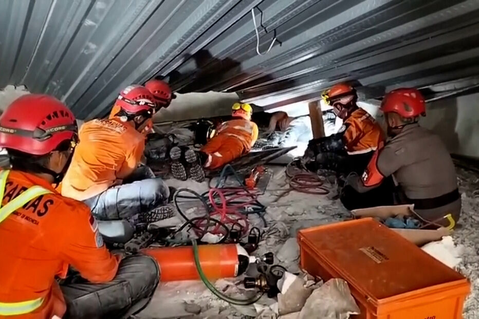 Resgate após desabamento de escola na Indonésia